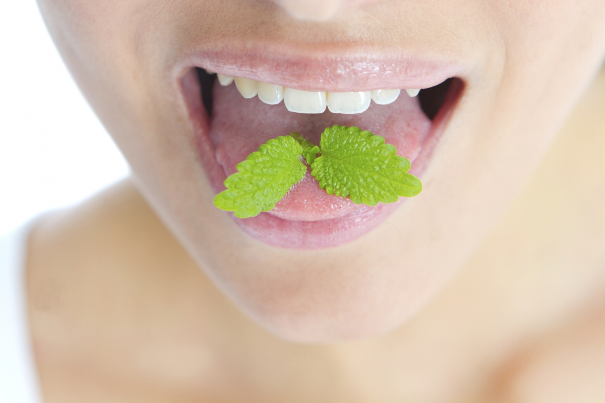 Неприятный запах изо рта и причины возникновения недуга